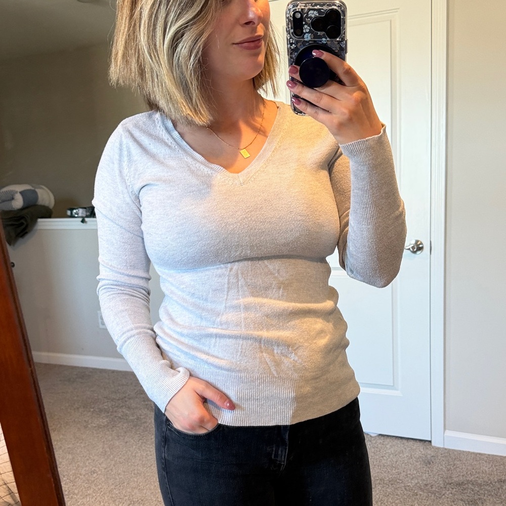 Mossimo by Target Light Gray V-Neck Sweater Medium